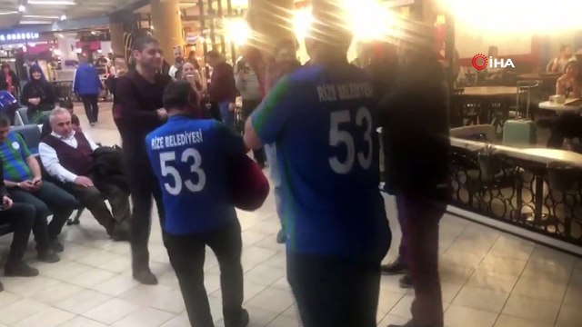 Uçak beklerken tulum çalıp horon oynadılar