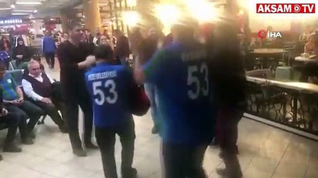 Uçak beklerken tulum çalıp horon oynadılar