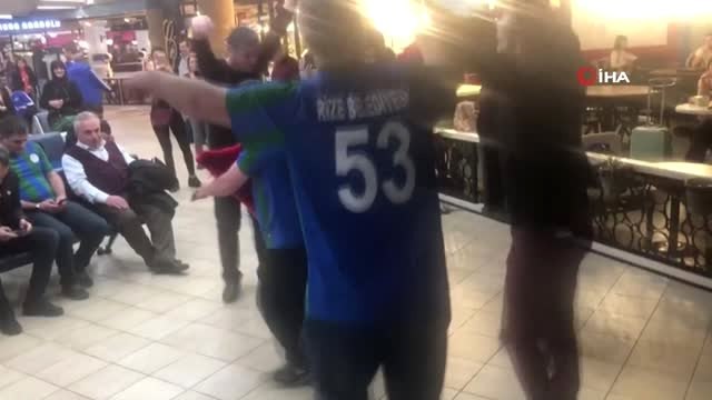 Uçak Beklerken Tulum Çalıp Horon Oynadılar