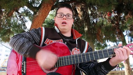 Sanat engel tanımıyor...Down sendromlu genç sokakların yeni yüzü oldu