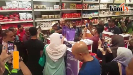 Najib: Don't report me, I have no permit for selfies