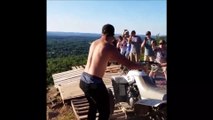 Un abruti tente de lancer un quad depuis le haut d'une falaise mais ça ne va pas du tout se passer comme prévu