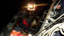 Kadıköy'de karaya oturan teknede mahsur kalanları Sahil Güvenlik kurtardı