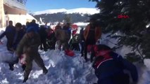 Bursa-Uludağ'da Otelin Çatısındaki Kar Kütlesi Vatandaşların Üzerine Düştü