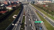 TEM’de feci kaza sonrası oluşan trafik havadan görüntülendi