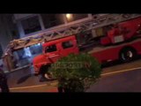 Report TV - Zjarri në Durrës, momentet kur flakët shpërthejnë te apartamenti në katin e 9-të