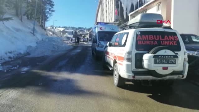 Bursa-Uludağ'da Otelin Çatısındaki Kar Kütlesi Vatandaşların Üzerine Düştü - 2