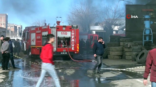 Lastik kaplama atölyesindeki yangın gökyüzünü siyaha bürüdü