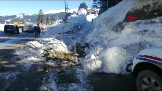 Bursa-Uludağ'da Otelin Çatısındaki Kar Kütlesi Vatandaşların Üzerine Düştü - 3