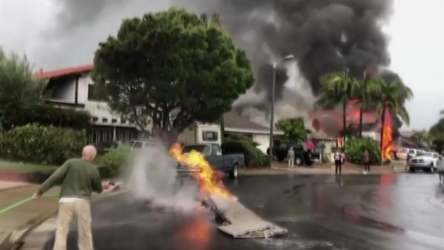 美 서부 주택가에 경비행기 추락 5명 사망 / YTN