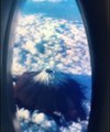 L'énorme Mont Fuji filmé depuis un avion