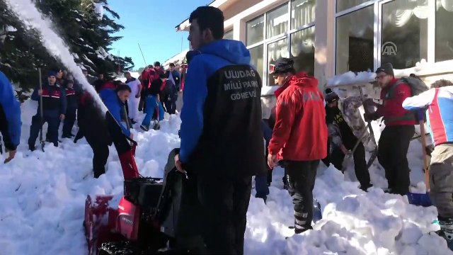 Uludağ'da çatıdaki kar kütlesi vatandaşların üzerine düştü (5) - BURSA