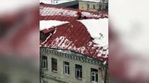 Trabajador ruso quita nieve del techo y cae desde cuatro pisos