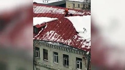 Trabajador ruso quita nieve del techo y cae desde cuatro pisos