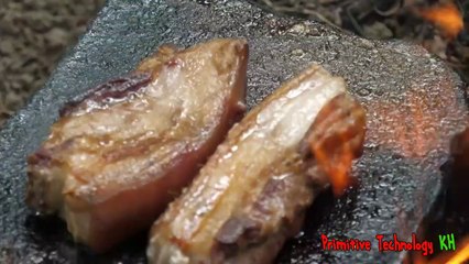 Eating delicious - Smart cooking pork belly on a rock