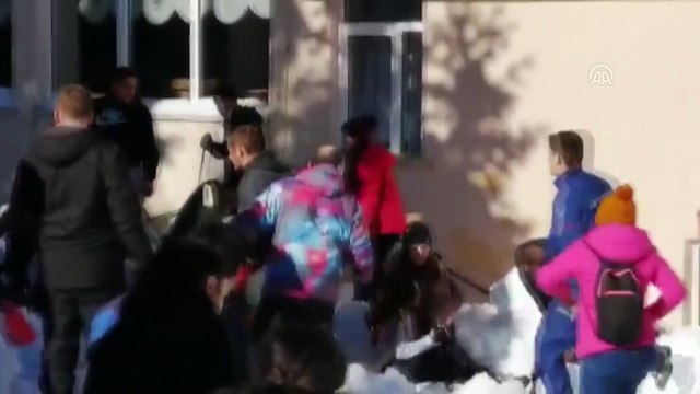 Uludağ'da çatıdaki kar kütlesi vatandaşların üzerine düştü (7) - BURSA