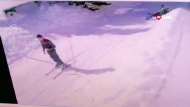 Düşen kar kütlesi güvenlik kamerasına böyle yansıdı