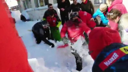 Ekipler saniyelerle yarıştı... Kar faciası sonrası yaşanan panik anları kamerada