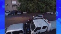 Deux hommes tentent de voler une moto et le karma les punit