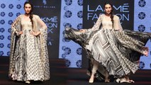 Karisma Kapoor flaunts her Anarkali Kurta at Lakme Fashion Week: Watch Video | Boldsky