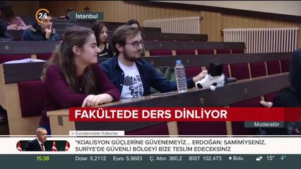 Fakültede ders dinliyor