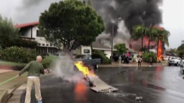 美 서부 주택가에 경비행기 추락 5명 사망 / YTN