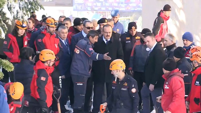 Uludağ'da çatıdaki kar kütlesi vatandaşların üzerine düştü - Vali Canbolat (9) - BURSA