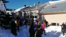 Bursa Uludağ'da Çatıdan Düşen Kar Kütlesi Altında Kalan 6 Kişi Kurtarıldı-2