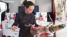 شاهد: النساء تقتحم فن تقطيع لحم الخنزير في إسبانيا