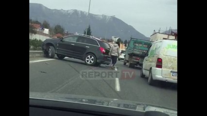 Report TV - Aksident në Sauk, fuoristrada përplaset me trafikndarësen