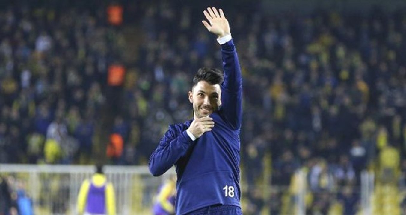 Beşiktaşlı Taraftarlardan Tolgay Arslan'a 'Dürüm Kafalı' Pankartı