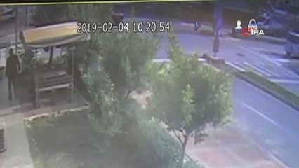 Manavgat'ta Otomobil ile Kamyonet Böyle Çarpıştı: 2 Yaralı