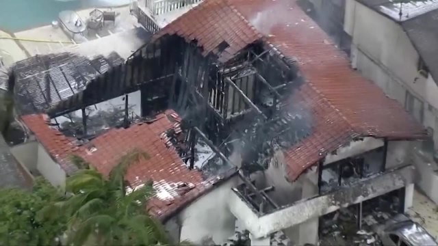 美 주택가에 경비행기 추락 '날벼락' 5명 사망 / YTN