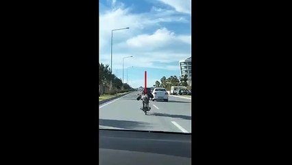 Alanya’da motosikletli maganda yolu böyle işgal etti