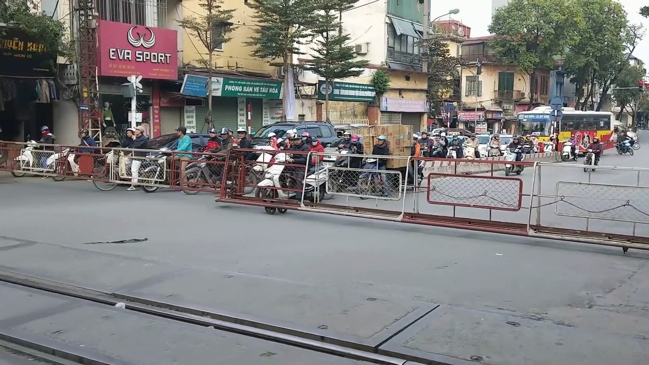 Ce train roule entre les immeubles dans une rue serrée au Vietnam !