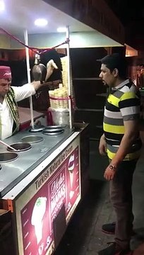 Il n'arrive pas à attraper sa glace auprès de ce vendeur Turc !