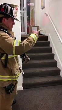 Ce pompier parle en langage des signes avec un enfant sourd !