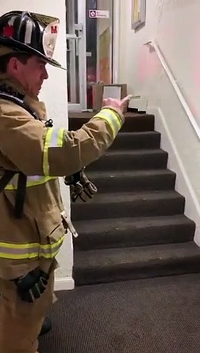 Ce pompier parle en langage des signes avec un enfant sourd !