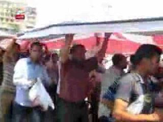 مسيرة تحمل علم مصر تطوف بالميدان تطالب بشرعية مرسي