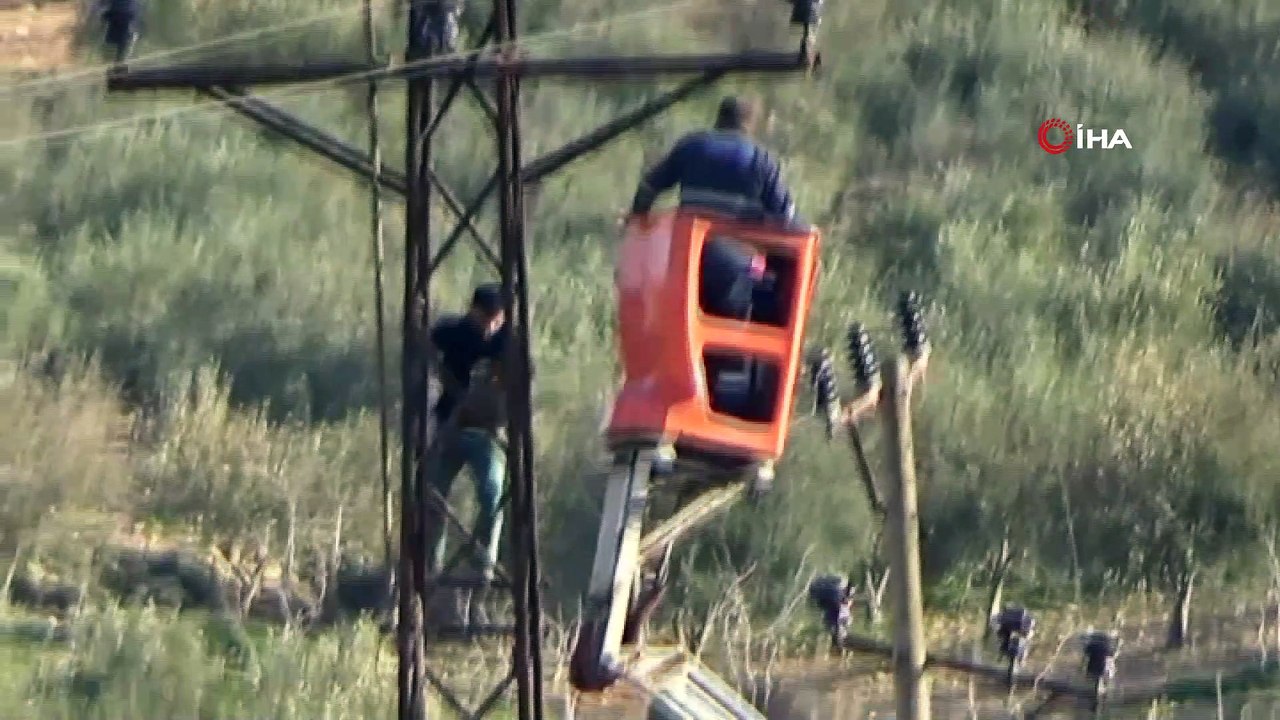 Akıma kapılıp elektrik direğinde asılı kalan işçi feci şekilde can verdi