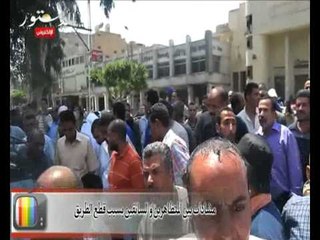 مشادات بين المتظاهرين و السائقين بسبب قطع الطريق