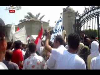 حرس الرئاسي يمنع طلاب جامعة القاهرة من دخول الجامعة.