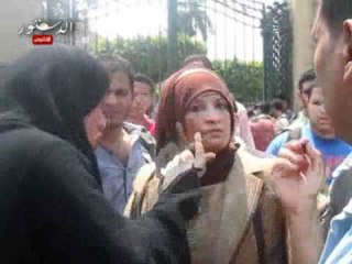 أم شهيد تصرخ لمنعها من الدخول للقاء مرسي.