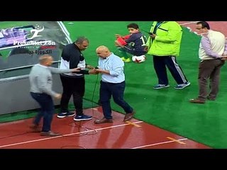 لقطة انفعال " حسام حسن " علي المايك الخاص بالملعب  | الجولة الـ 11 الدوري المصري