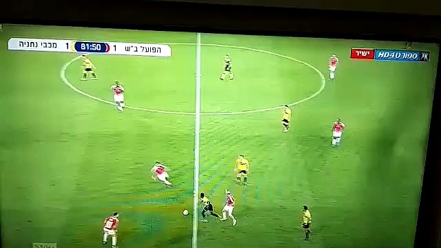 Un footballeur passe 4 petits ponts d'affilée à ses adversaires