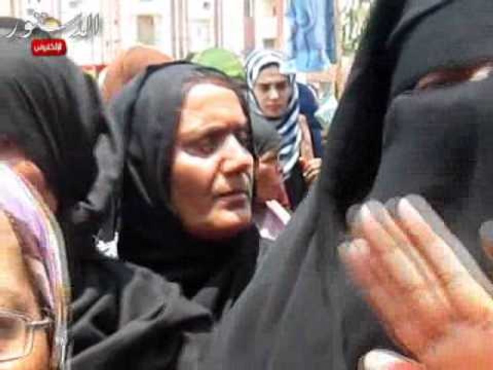 أهالى المساجين أمام العروبة يطالبون بالإفراج عن ذويهم.