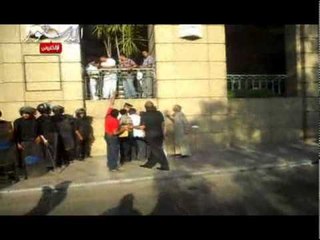 امراه تحاول اقتحام الفورسيزون والتعدي علي الأمن