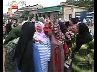 عمال سجاد المحلة يقطعون الطريق