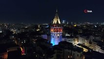 İstanbul'da Galata Kulesi ile Köprüler Mavi ve Turuncuya Büründü