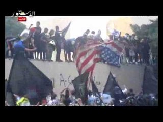 اسقاط العلم الامريكي من علي السفارة الامريكية